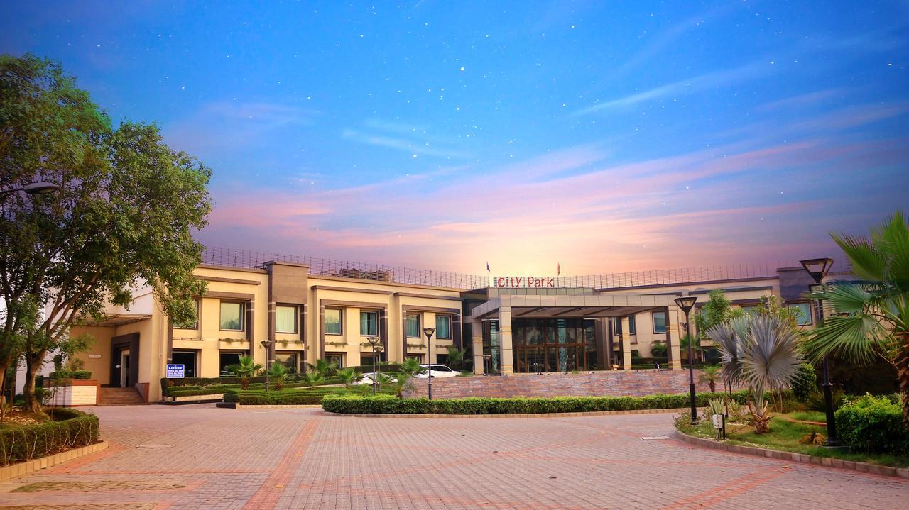 City Park Resort Bahādurgarh Kültér fotó
